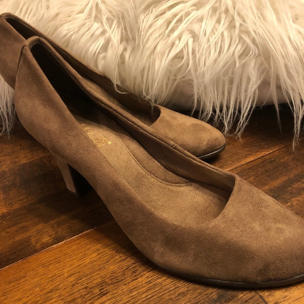 *NEVER WORN* AEROSOLES HEEL REST Tapestry brown suede pumps - 7.5 US/5.5 EU